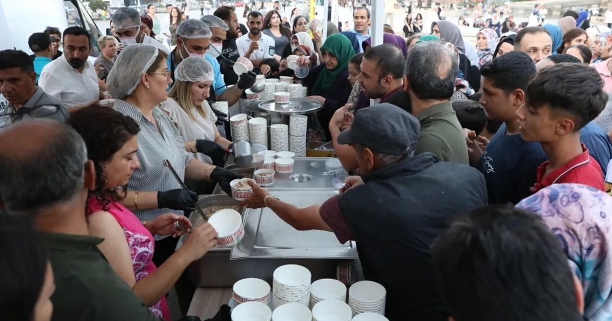 Diyarbakır Büyükşehir’den 20 bin kişiye aşure