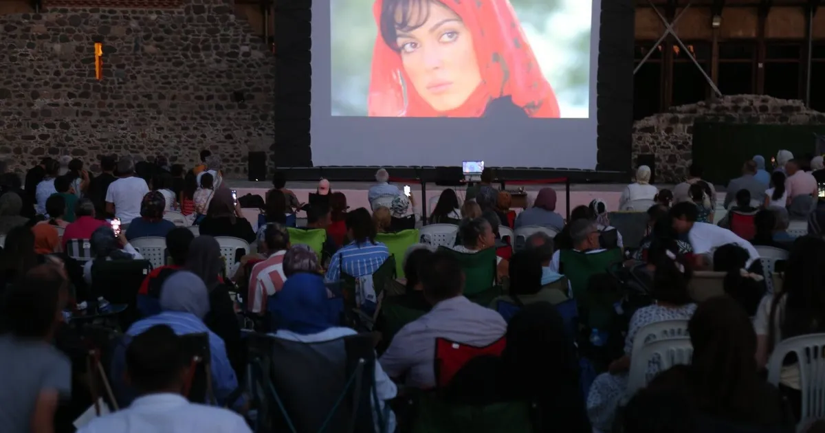 Kocaeli'de Gölcük Belediyesi tarafından Kervansaray arkasındaki parkta düzenlenen “Selvi Boylum