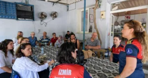 İzmir Büyükşehir Belediyesi’nin dağıttığı su tankerleri, özellikle kırsal bölgelerde yangınların