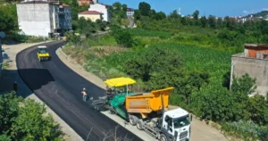 Ordu Büyükşehir Belediyesi, Ünye ilçesi Yunus Emre Mahallesi’ndeki sıcak asfalt