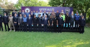 Kayseri Valisi Gökmen Çiçek, terfi eden ve ödüllendirilen emniyet personeline
