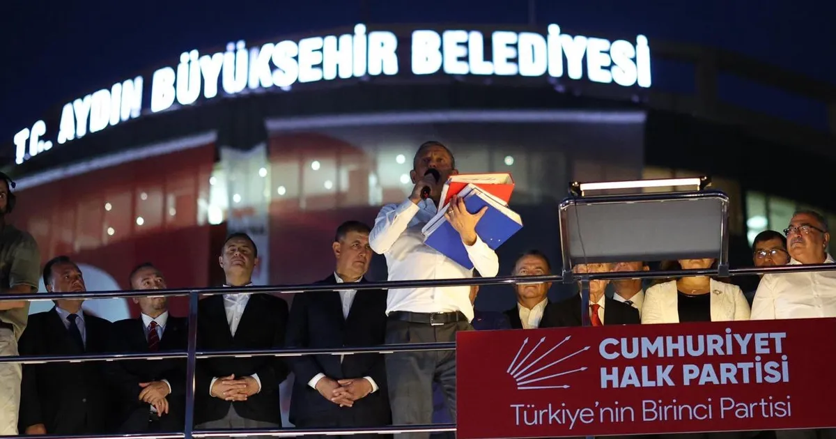 CHP Genel Başkanı Özgür Özel, Aydın’da düzenlenen mitingin akabinde toplumsal