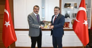 Milli Eğitim Bakanı Yusuf Tekin, Trabzon Büyükşehir Belediyesi’ni ziyaret ederek