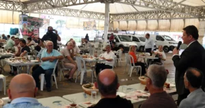 Bursa'da Osmangazi Belediye Başkanı Erkan Aydın, mahalle ziyaretleri kapsamında Dikkaldırım