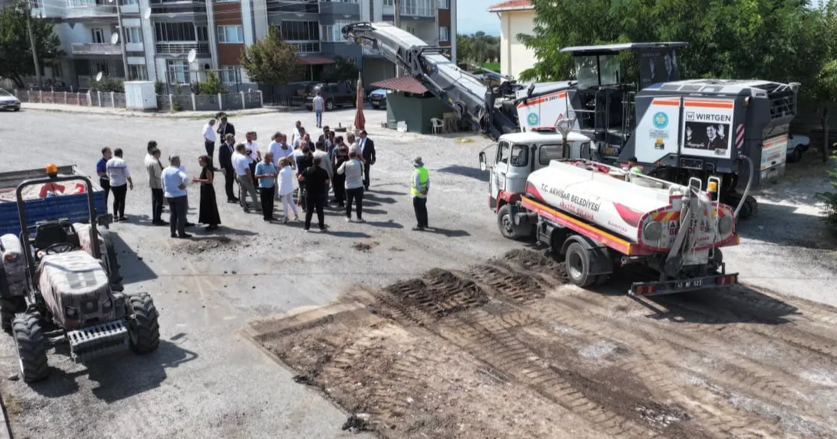 Başkan Dutlulu Akhisar’da Asfalt Çalışmalarını İnceledi