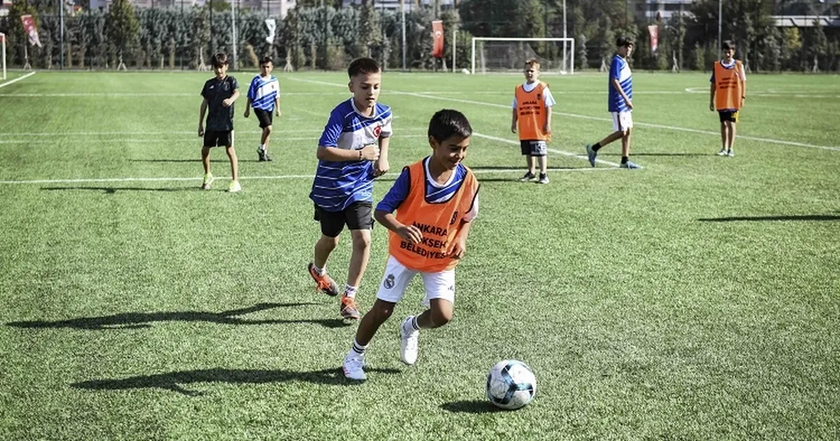 Ankara Büyükşehir Belediyesi’nin fiyatsız futbol yaz kursu, Başkent’in üç farklı