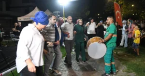 Bursa'da Osmangazi Belediyesi, ilçede yaşayan vatandaşların keyifli yaz akşamları geçirmesi