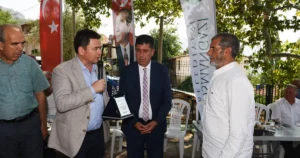 Orman yangınlarının ardından çevre temizliği için gönüllü olarak harekete geçen