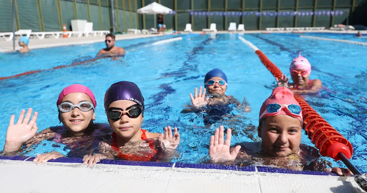 Bursa Büyükşehir Belediyesi'nce düzenlenen Yaz Spor Okulları, çocuklara hem eğlenerek