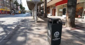 Denizli Büyükşehir Belediyesi, eski çöp kutularını koyu renkli, sağlam ve
