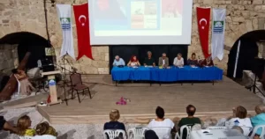 Foça Kitap Kulübü’nün düzenlediği bir dizi söyleşi programının birinci konukları