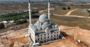 Kocaeli Büyükşehir Belediyesi, Gebze’de imali tamamlanan Tabduk Emre Camii’nin etrafını