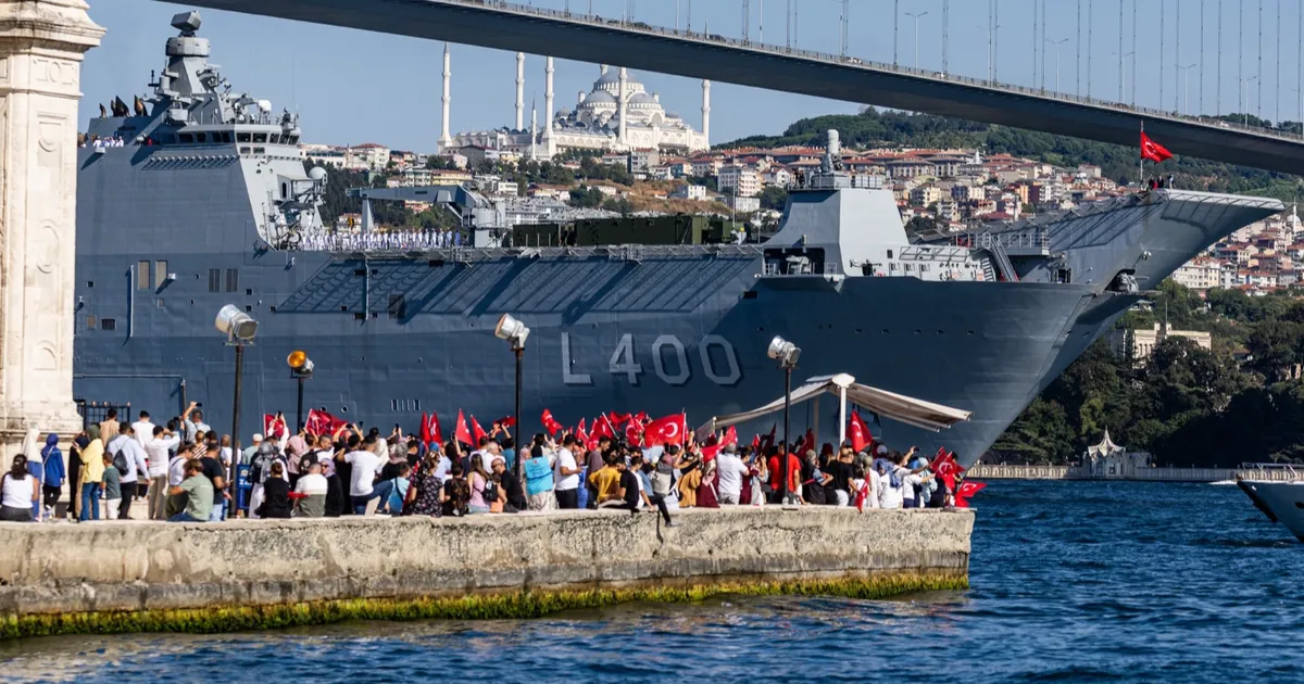 İstanbul Boğazı’nda görkemli geçit