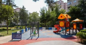 İstanbul'un Maltepe ilçesindeki park ve yeşil alanları yenilemeye, özellikle genç