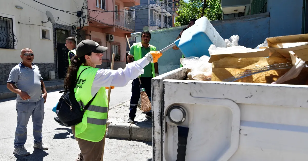 İzmir Bornova’da her gün iki mahallede derin temizlik