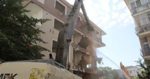 İstanbul Büyükşehir Belediyesi (İBB), Bakırköy Yeşilköy Mahallesi’nde 1985 üretimi riskli