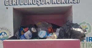 Edirne Keşan’da ikinci el giysi toplama kutularına çöp atılması, vatandaşların