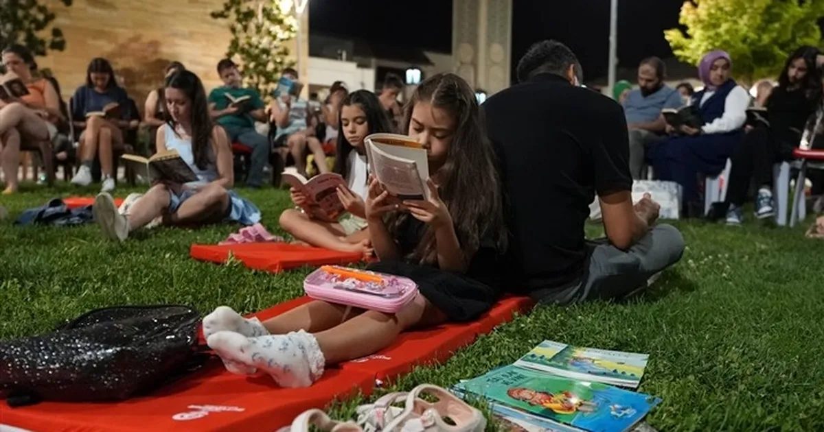 Kitapseverler sessiz okuma etkinliğinde bir araya geldi