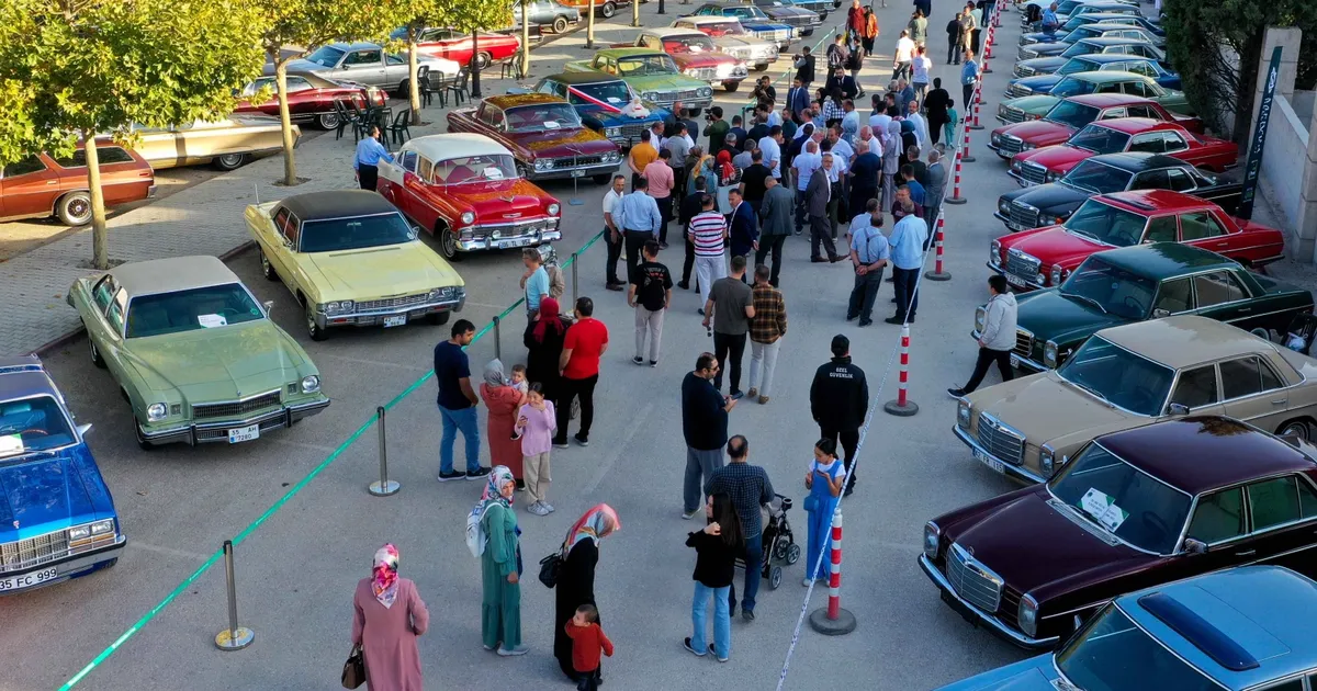 Konya'da Meram Belediyesi, klâsik aktifliği “Klasik Araba Sergisi” ile araba