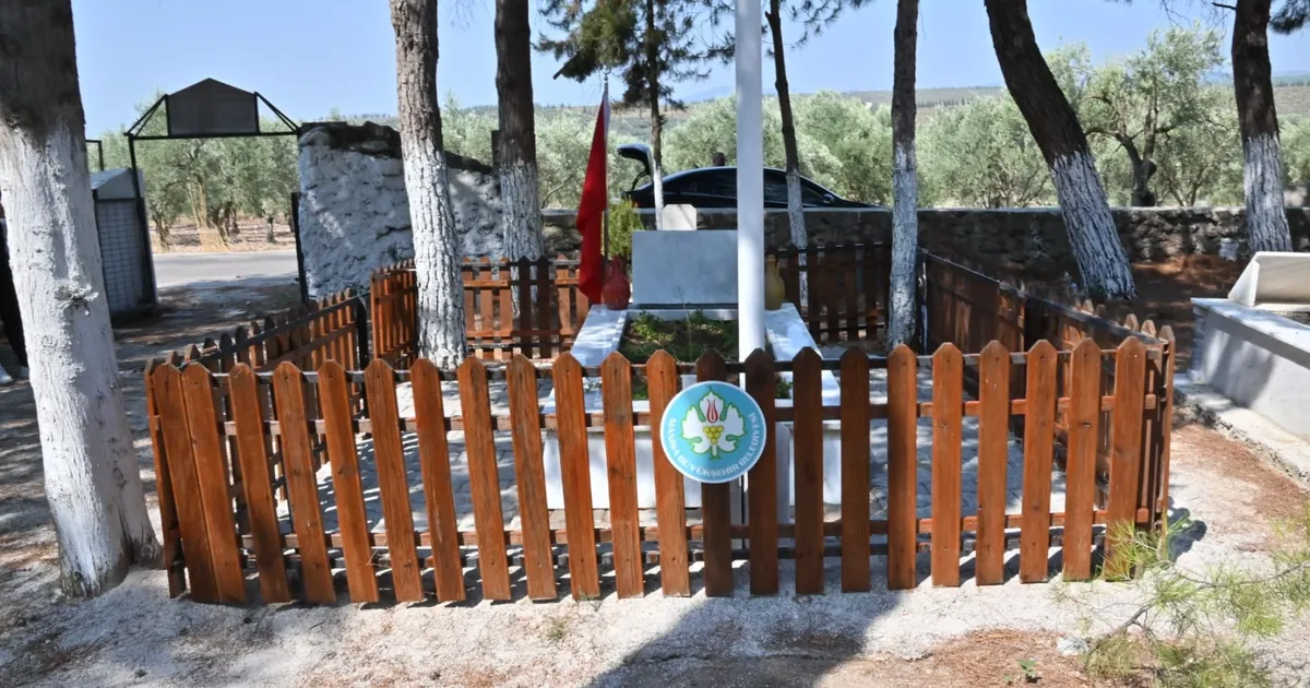 Manisa Büyükşehir Belediyesi şehit kabirlerini yeniliyor