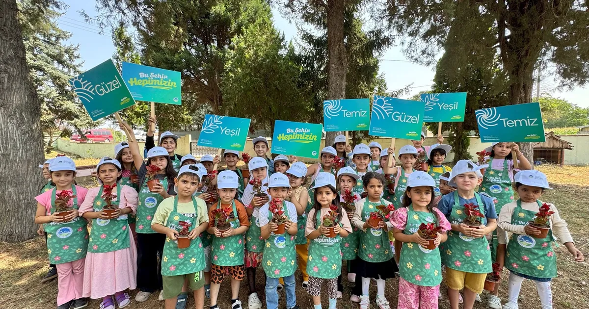 Büyükşehir Belediyesi’nin ilk kez hayata geçirdiği “Minik Bahçıvanlar” etkinliğinde çocuklar,