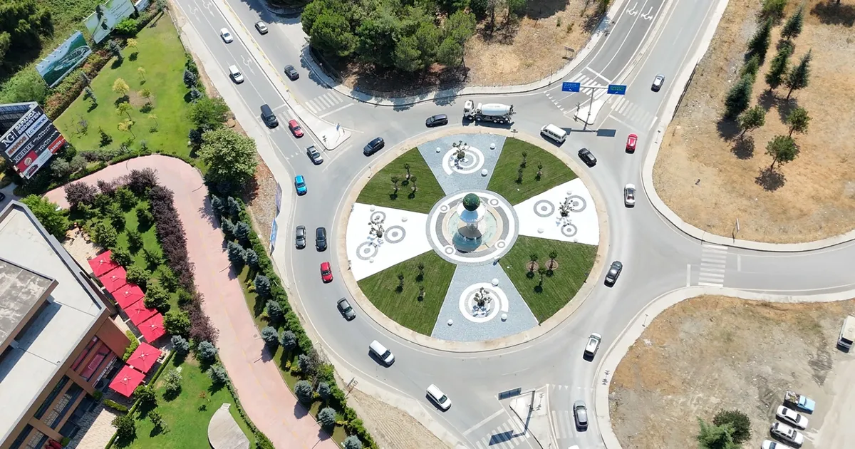 Büyükşehir Belediyesi, Anadolu Otoyolu Sapanca gişelerinde başlattığı dönel kavşak peyzaj,ışıklandırma