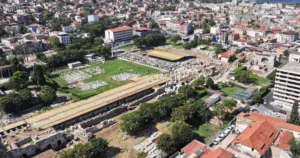 İzmir Büyükşehir Belediyesi, Smyrna Antik Kenti hafriyat çalışmalarını desteklemeyi sürdürüyor.