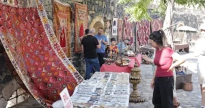 Antika meraklılarını bir ortaya getiren Nevşehir Antika Pazarı Nevşehir Kalesi’nde