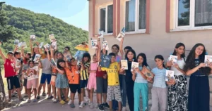 Balıkesir Büyükşehir Belediyesi, “Ağaç Altı Okumalar” projesiyle çocuklara kitap okuma