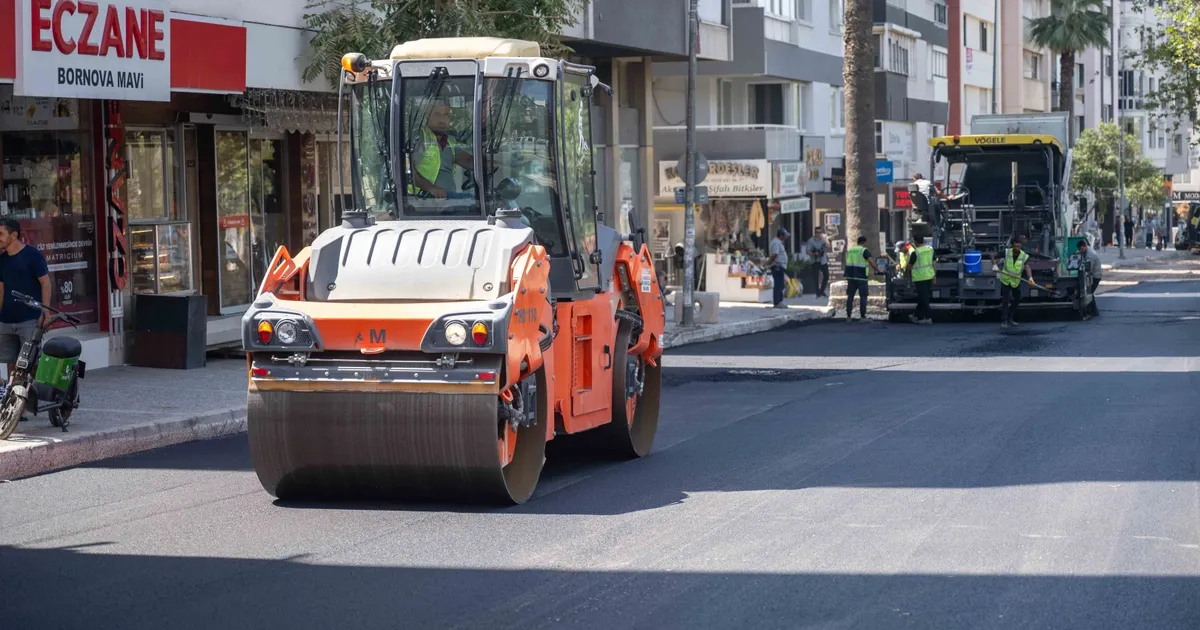 Bornova Belediye Başkanı Ömer Eşki, İZSU’nun altyapı çalışmaları sonrası kazılan