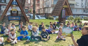 Bursa'da Gemlik kıyısındaki ağaç kitaplıklar çocuklarla birlikte boyandı, kitaplarla dolduruldu.