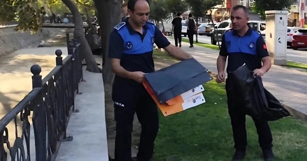 Bursa'nın Gemlik ilçesinde farklı noktalara müsaadesiz afiş asan internet hizmet