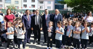 Bursa'da yeni eğitim öğretim yılının ilk gününde 3 okulu ziyaret