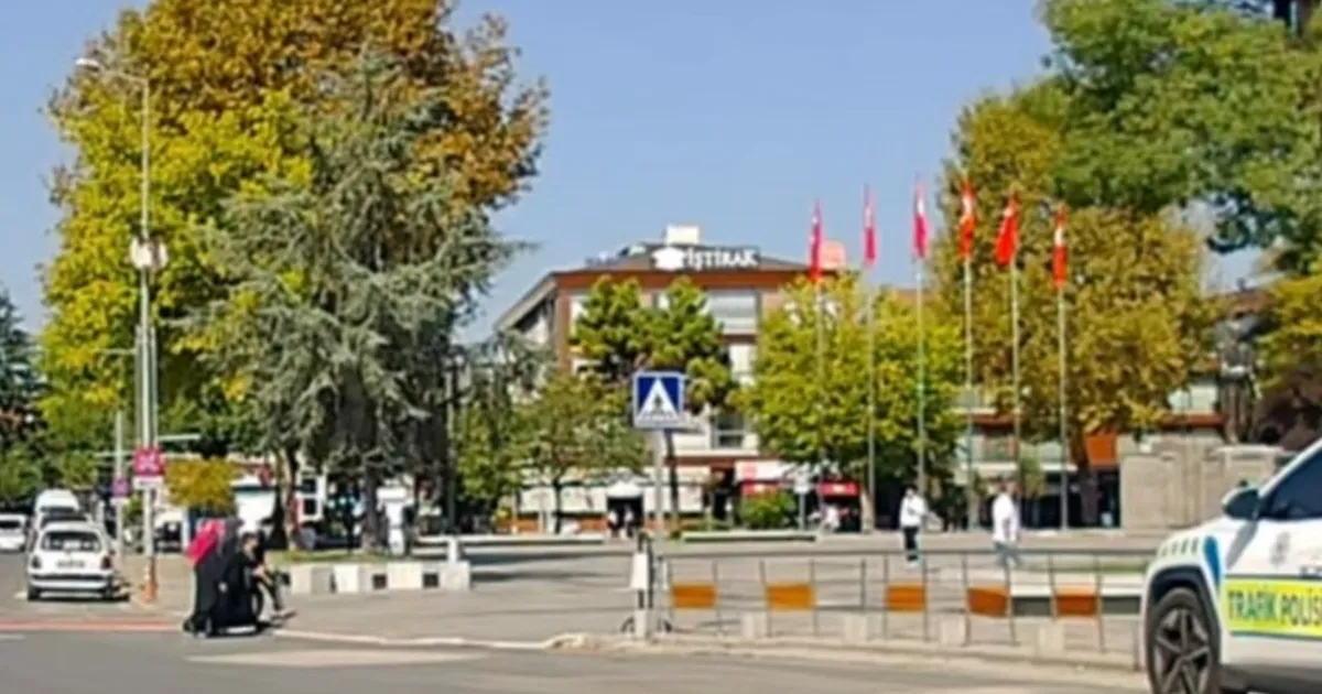 Düzce kent merkezinde, Valilik binasının önünden geçen Mehmet Akif Caddesi’nde