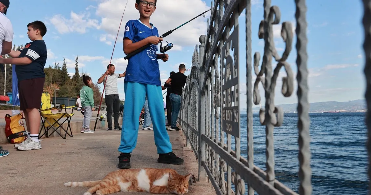 Eskihisar Sahili’nde baba-çocuk balık tuttular