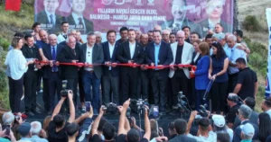 Manisa’nın Gördes ilçesi ile Balıkesir’in Sındırgı ilçesini birbirine bağlayan yol,