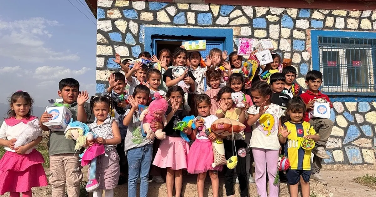 Hayırsever polis memuru Şahin’den ‘Askıda Kırtasiye’ projesi