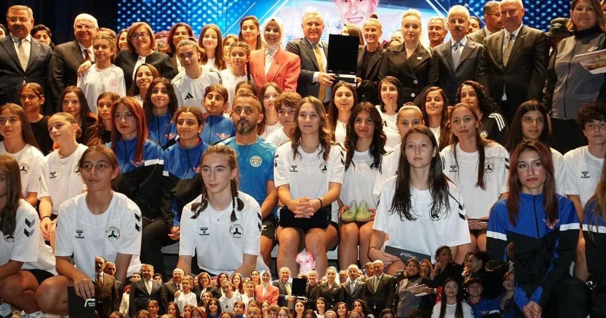 II. Kristal Ayaklar’da futbolun kraliçeleri ödüllendirildi