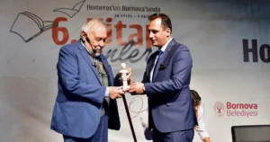 İzmir'de Bornova Belediyesi’nin bu yıl 6’ncısını düzenlediği Kitap Günleri’nde Onur