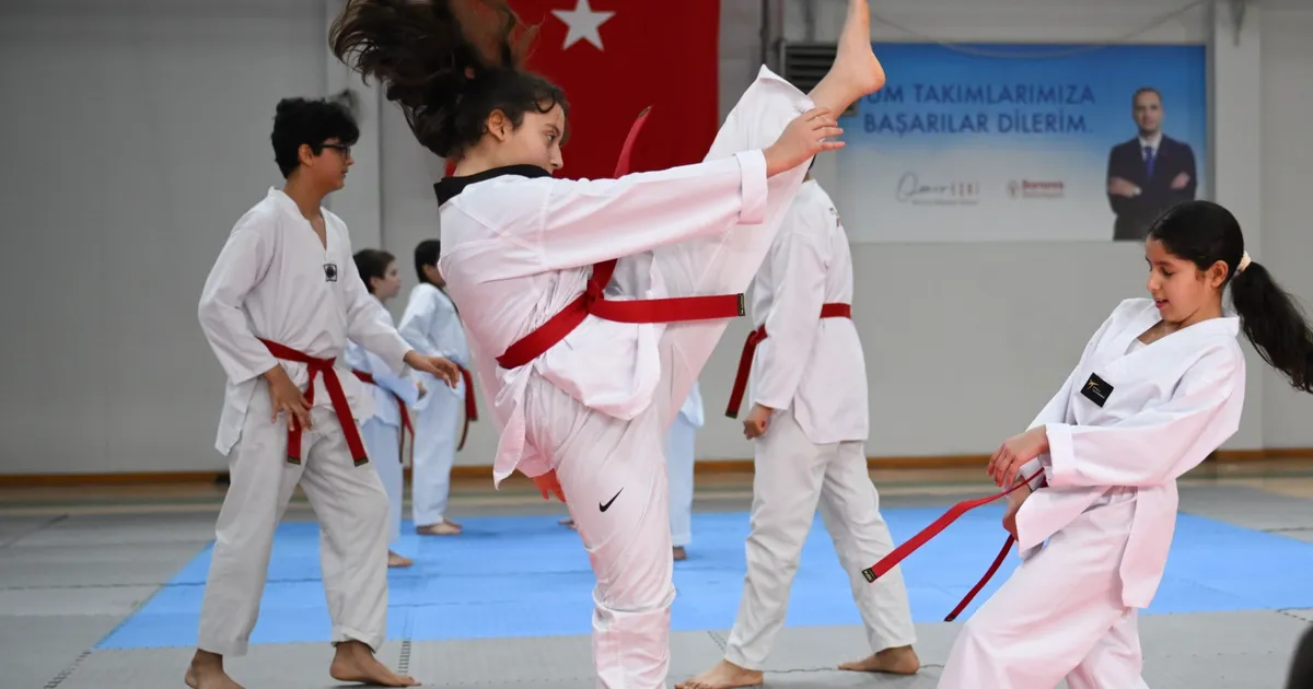 İzmir Bornova Belediyesi, kış periyoduna özel spor kurslarıyla çocuklar ve