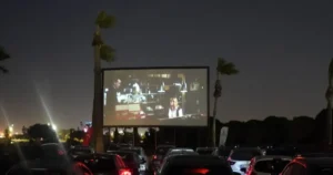 İzmirli sinemaseverler, İzmir Büyükşehir Belediyesi’nin Tekrar Sinematek Otomobilde Sinema Keyfi