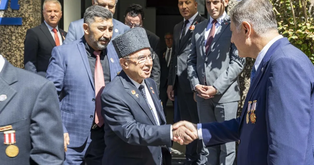 İzmir’de Başkan Tugay babasının madalyaları ile gazileri ağırladı