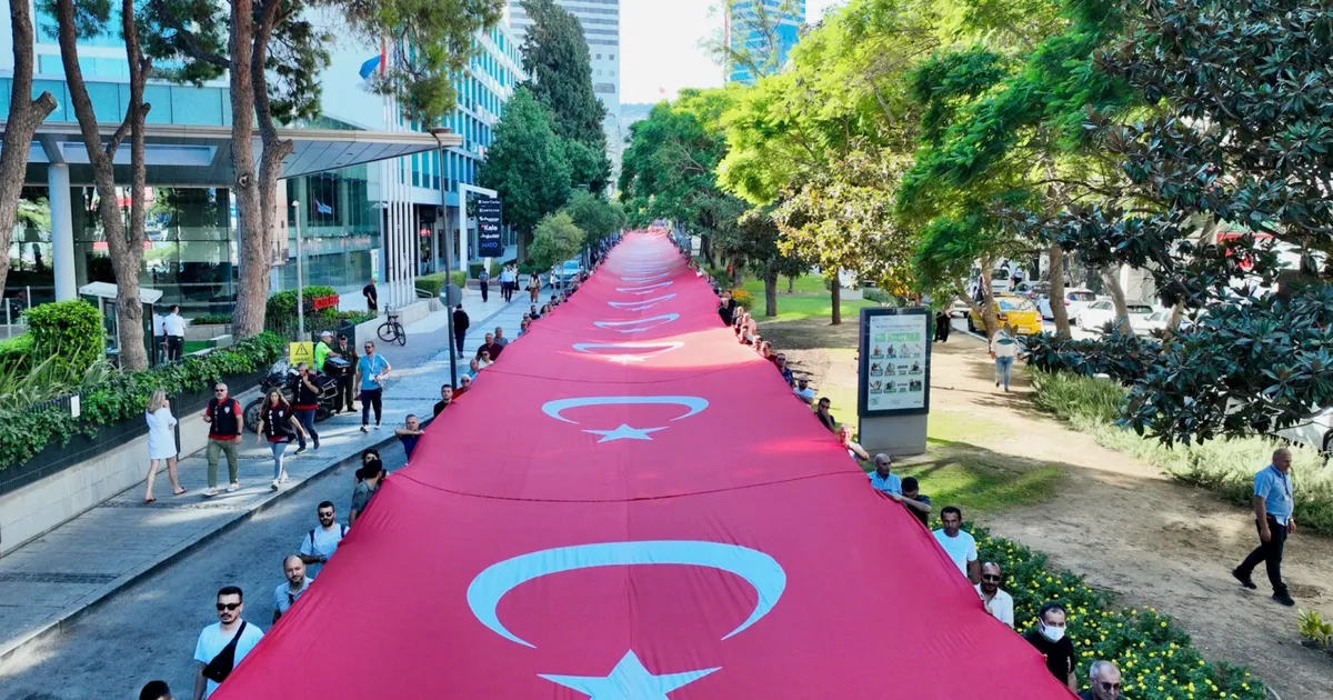 İzmir’de sessiz saygı: 350 metrelik Türk Bayrağıyla Zafer yürüyüşü