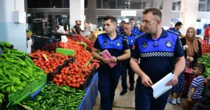 Kocaeli Çayırova Belediyesi Zabıta Müdürlüğü grupları, ilçedeki semt pazarlarında kontrol