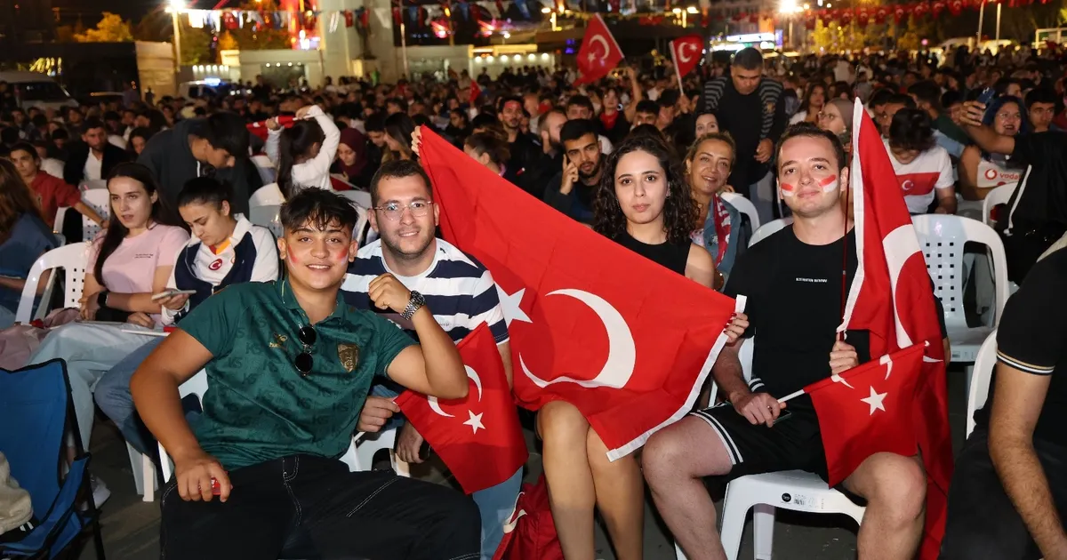 Kocaeli Büyükşehir Belediyesi’nin İzmit Kent Meydanı'nda kurduğu dev ekran önünde