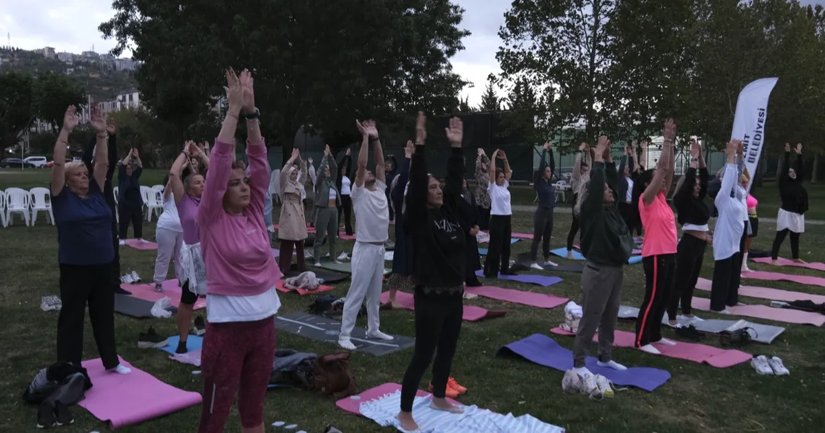 “Nefes Al İzmit” yoga etkinliğine Plajyolu’nda yoğun katılım