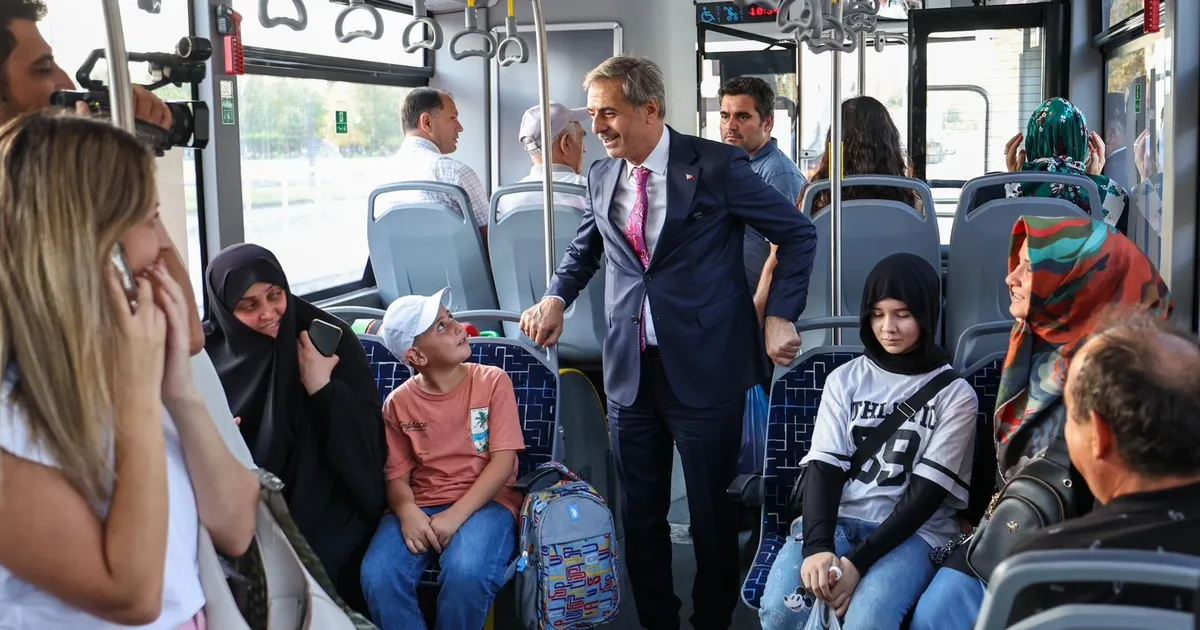 Sakarya metrobüs hattı genişletildi… Başkan Alemdar, vatandaşlarla birlikte yolculuk yaptı