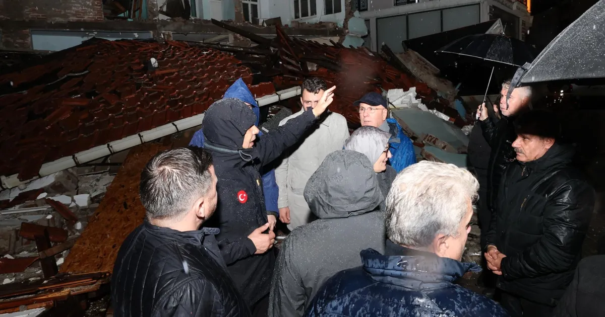 Balıkesir'in Sındırgı ilçesi’nde dün gece yaşanan 6,1 büyüklüğündeki sarsıntının akabinde,