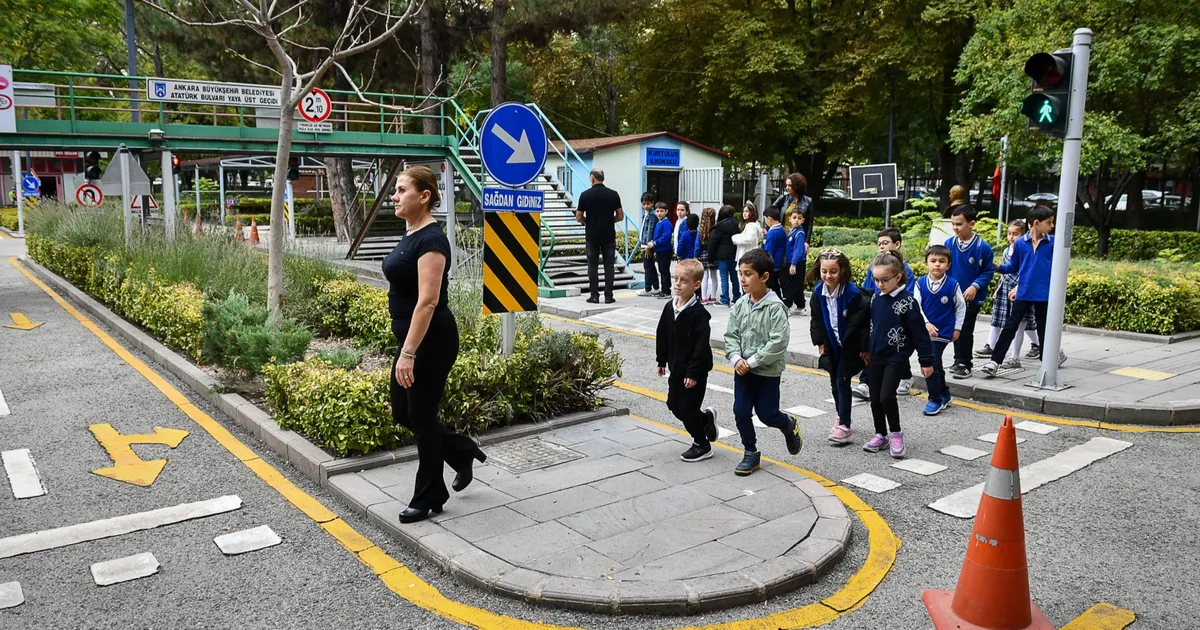 Ankara Büyükşehir Belediyesi, kentte yaşayan çocukların erken yaşta trafik kurallarıyla