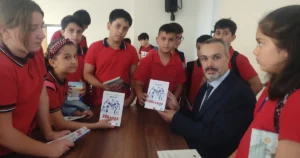 Gazeteci-Yazar Metin Özmen, Adıyaman Gölbaşı’nda öğrencilerle bir ortaya gelerek arkadaş